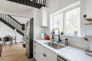 Réfrigérateur, four à micro-ondes, un four, surface de cuisson