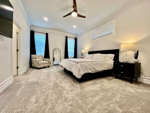 4 室のベッドルーム、デスク、アイロン / アイロン台、WiFi