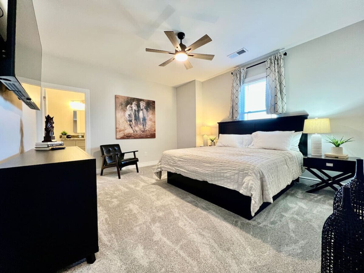 4 bedrooms, desk, iron/ironing board, travel crib