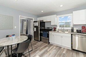 Kylskåp, mikrovågsugn, ugn och spishäll