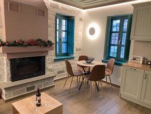 Smart TV, fireplace, heated floors - MAKRIS Papigo luxury suites (Zagori)