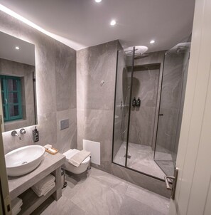 ลักซ์ชัวรี่วิลล่า | ห้องน้ำ | ของใช้ในห้องน้ำฟรี, ไดร์เป่าผม, รองเท้าสวมภายในห้อง