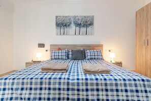 3 bedrooms, iron/ironing board, WiFi, bed sheets