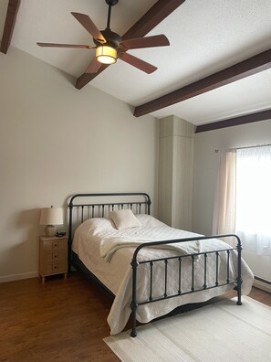 3 bedrooms, desk, travel crib, free WiFi
