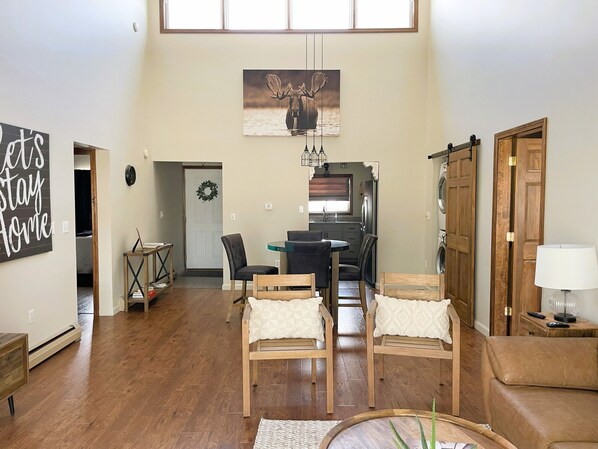 Téléviseur connecté, lecteur de DVD, livres