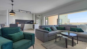 Smart TV, fireplace, table tennis
