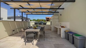 Outdoor dining - Villa Mako - The modern luxury villa with swimming pool and whirlpool in a quiet suburb of Pula (Pula)