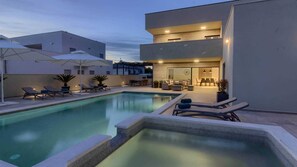 Pool - Villa Mako - The modern luxury villa with swimming pool and whirlpool in a quiet suburb of Pula (Pula)