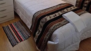 Un dormitorio con dos camas, una ventana con vistas, una mesita de noche y una mesilla.