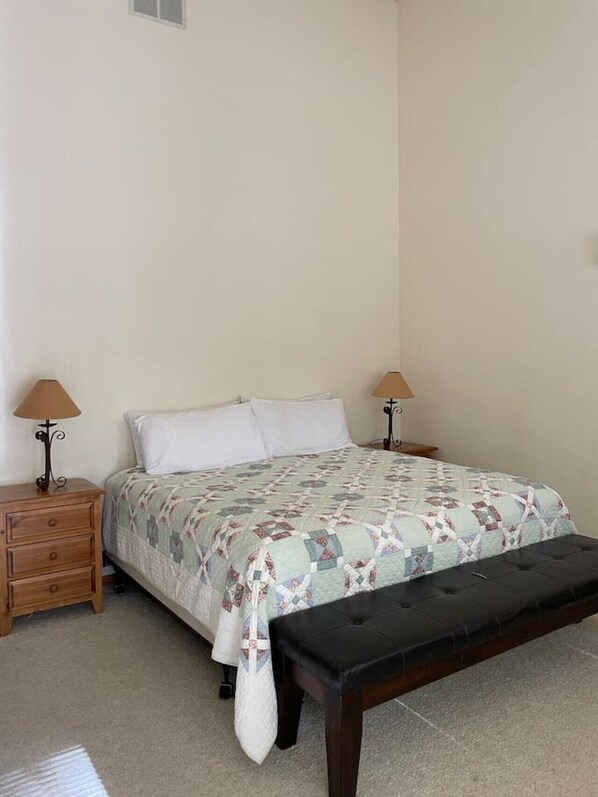 4 Schlafzimmer, Schreibtisch, Bügeleisen/Bügelbrett, WLAN