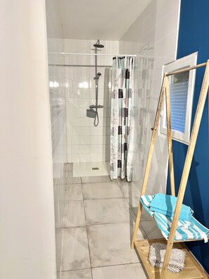 Dusche, Haartrockner, Handtücher, Toilettenpapier