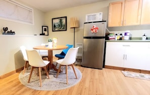 Dining - EVCharger/Free Parking/Ski/Golf/BBQ/Awesomeness

 (Invermere)