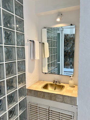 Apartamento | Baño | Ducha, toallas, jabón y champú