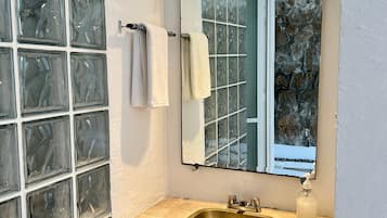 Ducha, toallas, jabón, shampoo