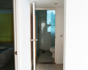 Apartamento básico | Baño | Ducha, toallas, jabón y champú
