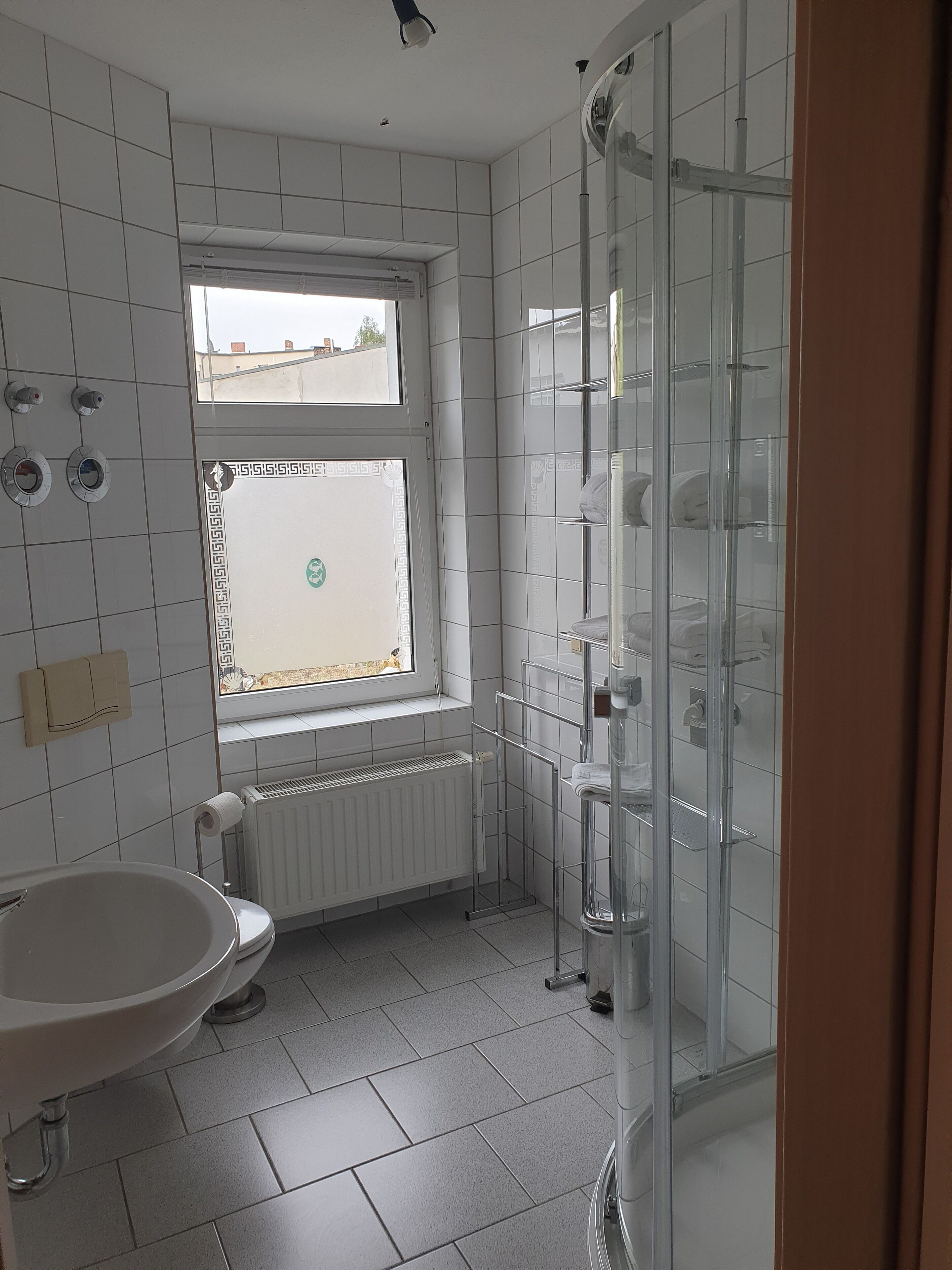 Regadera, secadora de cabello, toallas, papel de baño 