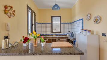 Frigorifero, microonde, piano cottura, pentole/stoviglie/utensili