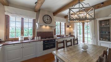 Kylskåp, mikrovågsugn, diskmaskin och kaffe- och tebryggare