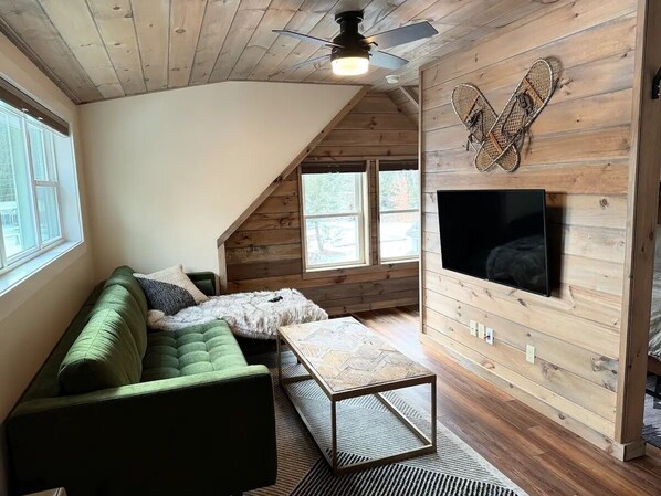 Smart TV - Peaks Perch Near Loon: King Bed, Kitchen, AC (Woodstock)