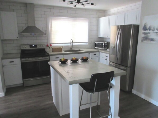 Réfrigérateur, micro-ondes, four, plaque de cuisson