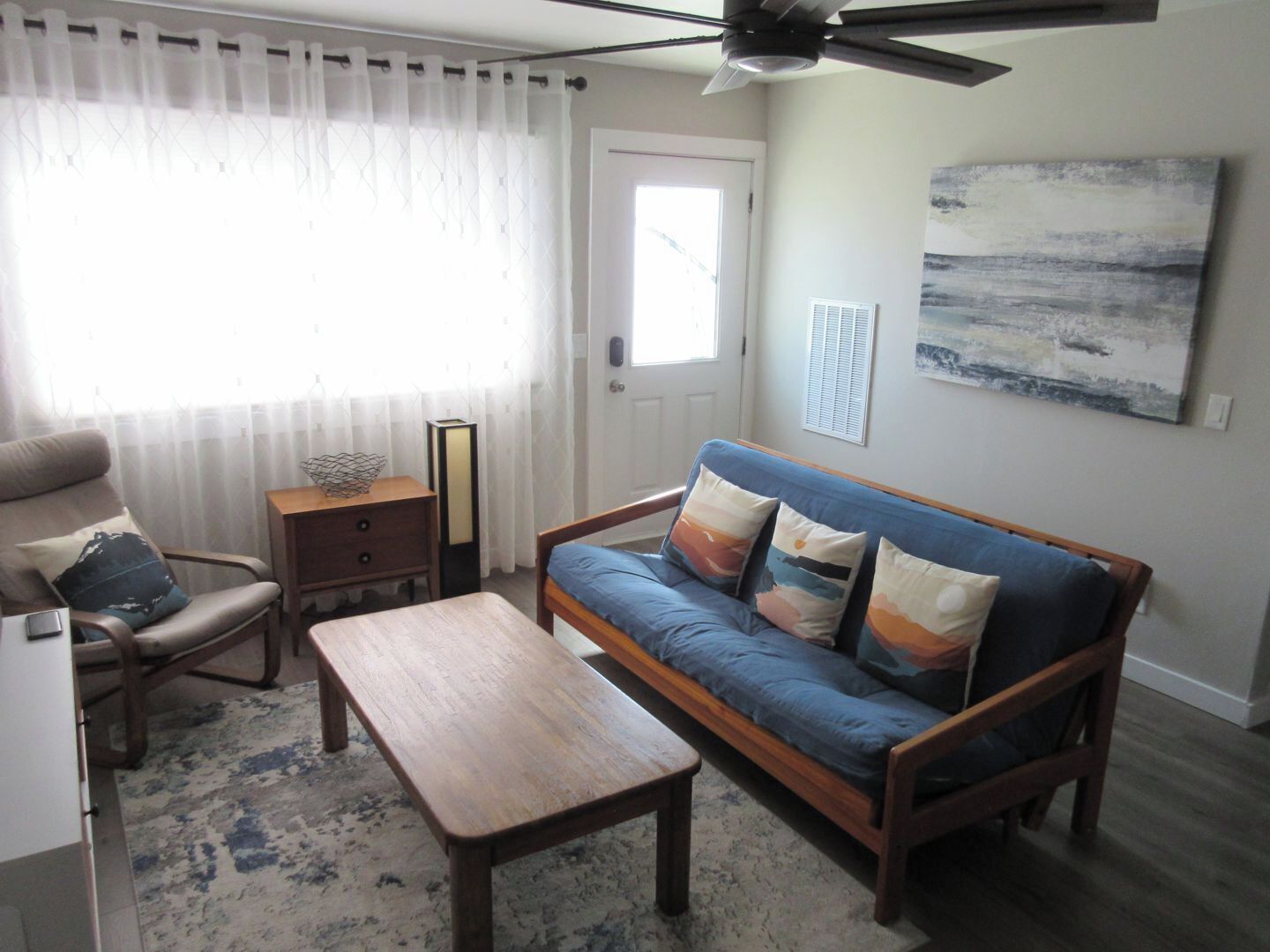 Cozy, updated mid-century house.  Close to downtown and Mt. Rushmore.