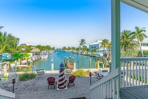 Outdoor dining - Enchanting dog-friendly waterfront retreat with pool, hot tub, & amazing views (Key Colony Beach)