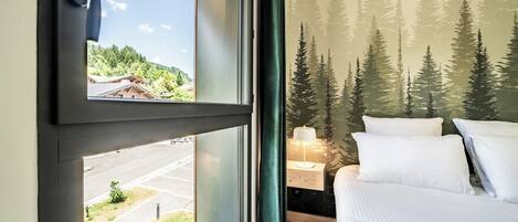 3 bedrooms, iron/ironing board, internet, bed sheets