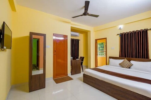 Bedroom with a balcony view - CORPORATE INN