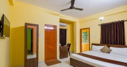 Bedroom with a balcony view - CORPORATE INN
