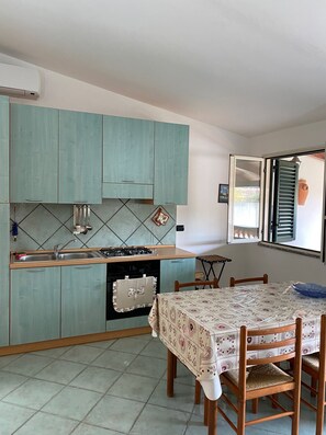 Refrigerador, horno, parrilla de estufa y cafetera y tetera 