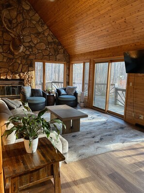 Älytelevisio, takka, pöytäjalkapallopöytä