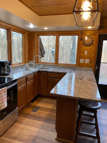 New Minglewood is our Cozy 3-bedroom cabin with WiFi, AC in lovely Irving