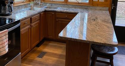 New Minglewood is our Cozy 3-bedroom cabin with WiFi, AC in lovely Irving