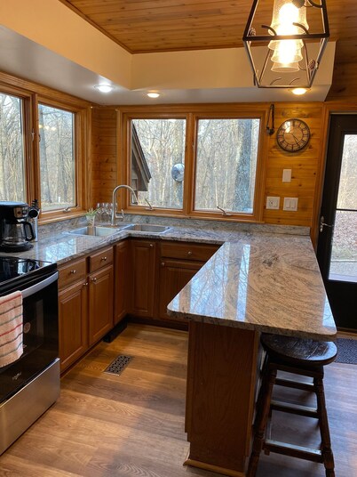 New Minglewood is our Cozy 3-bedroom cabin with WiFi, AC in lovely Irving