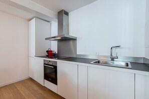 Kylskåp, ugn, kaffe- och tebryggare och brödrost