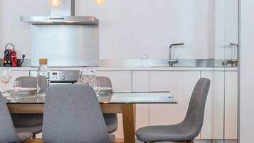 Een koelkast, een oven, een koffiezetapparaat/waterkoker