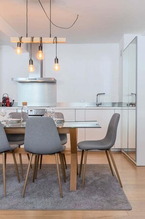 Kylskåp, ugn, kaffe- och tebryggare och brödrost