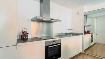 Een koelkast, een oven, een koffiezetapparaat/waterkoker