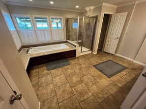 Shower, hair dryer, towels, soap - 4-Bedroom Home, Delacroix Hwy, Great Fishing, AC, WIFI (Saint Bernard)