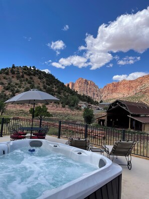 Outdoor spa tub - Zion Edge Retreat, building finished in 2024 with hot tub. (Hildale)