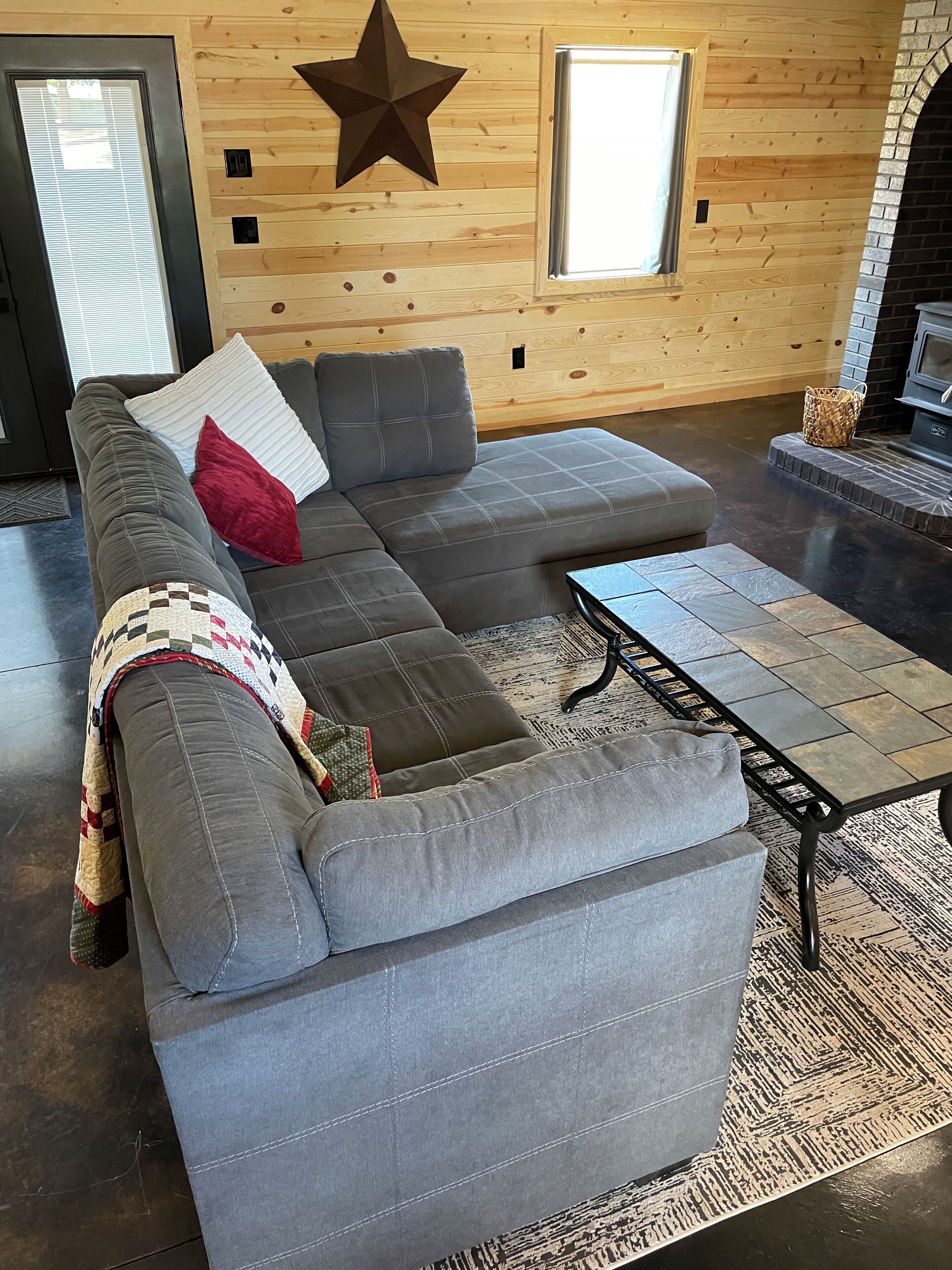 Smart-TV, Kamin, Bücher