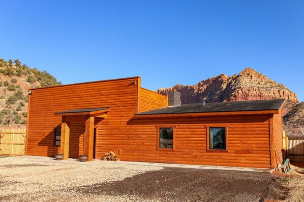 Exterior - Zion Edge Retreat, building finished in 2024 with hot tub. (Hildale)