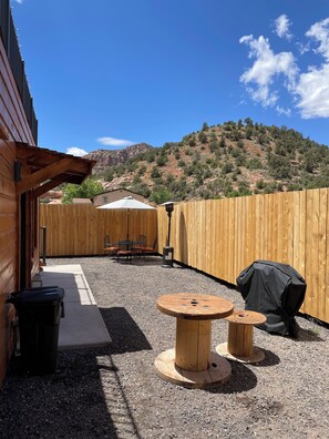 Outdoor dining - Zion Edge Retreat, building finished in 2024 with hot tub. (Hildale)
