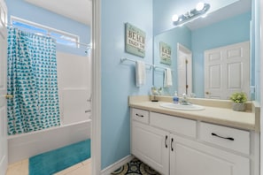 Shower, jetted bath, towels - Free Pool Heating 90 steps to Beach Sleeps 10 Pet Friendly Private Home (Panama City Beach)