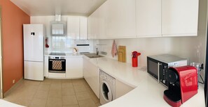 Frigorífico, microondas, horno y placa de cocina