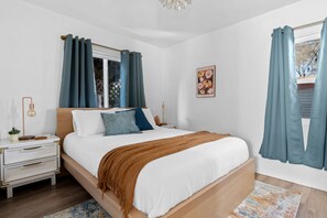 2 bedrooms, desk, iron/ironing board, WiFi