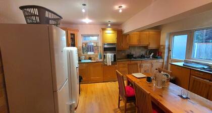 Detached 4-bed House in Leeds
