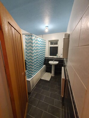 House | Bathroom - Detached 4-bed House in Leeds (Leeds)