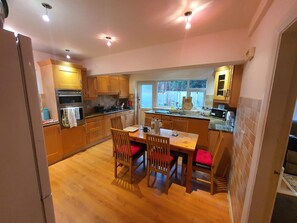 Maison | Cuisine privée | Réfrigérateur, four à micro-ondes, un four, surface de cuisson