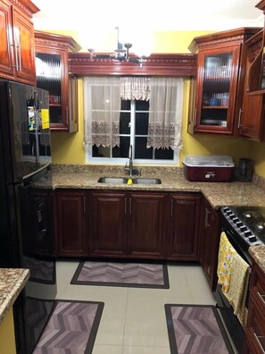 Electric kettle, blender, cookware/dishes/utensils, paper towels - Lapiz Lazuli at Serenity Palms (Runaway Bay)